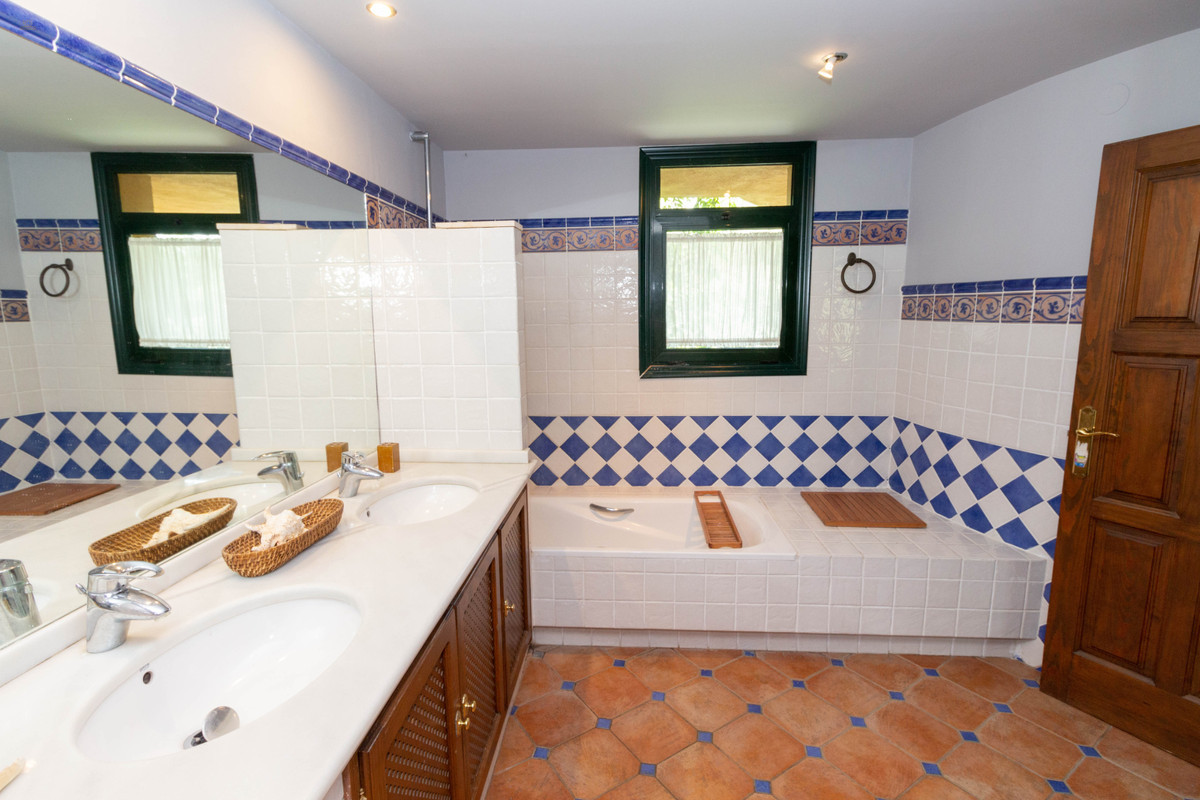 Thumbnail von Villa For Sale in Calahonda, Málaga