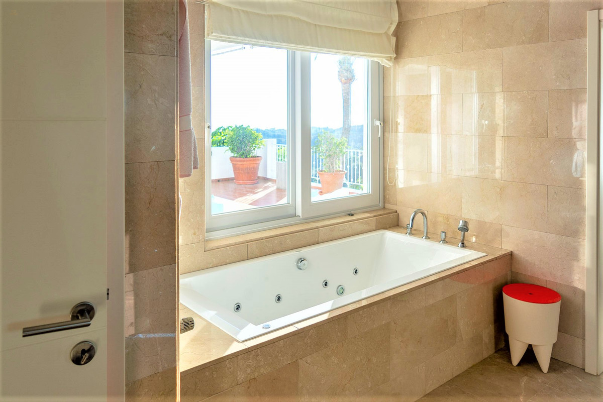 Thumbnail von Villa For Sale in Calahonda, Málaga