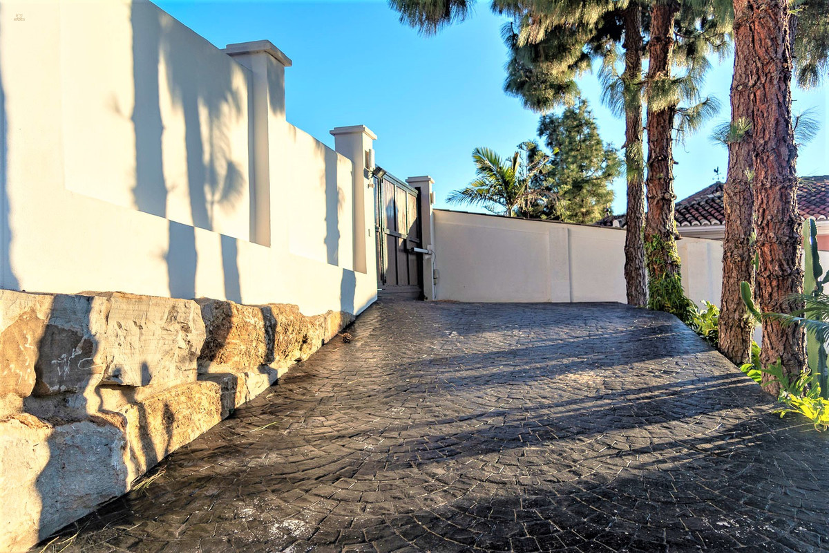 Thumbnail von Villa For Sale in Calahonda, Málaga