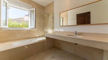 Thumbnail von Villa For Sale in Santa Clara, Málaga