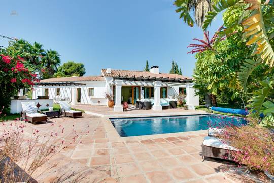 Villa For Sale in Atalaya, Málaga