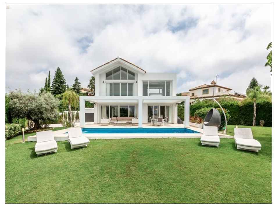 Villa For Sale in Estepona, Málaga
