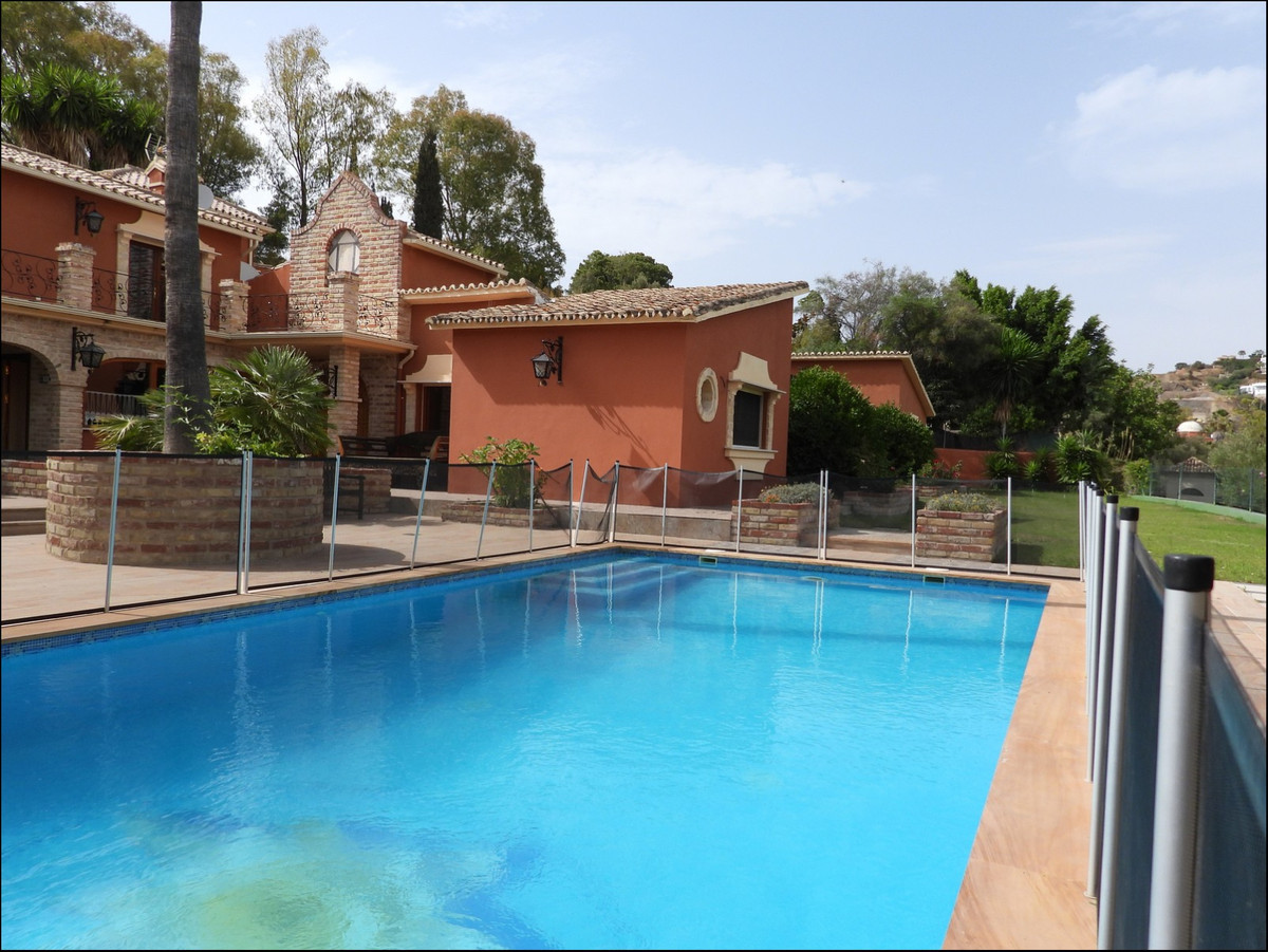Villa For Sale in Benahavis, Málaga