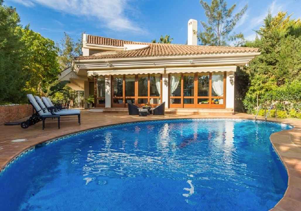 Villa For Sale in La Quinta, Málaga
