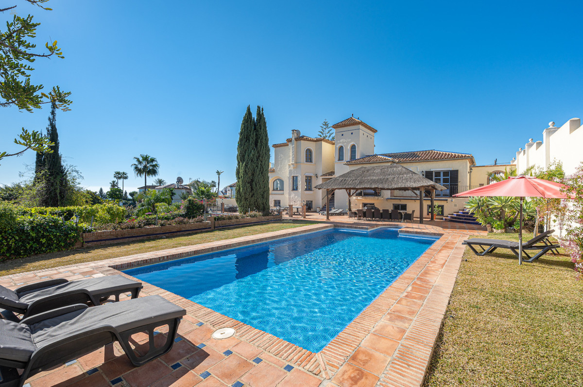 Villa For Sale in Estepona, Málaga