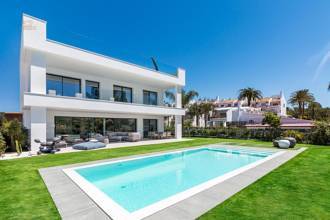  Nueva Andalucía Villa ES134438