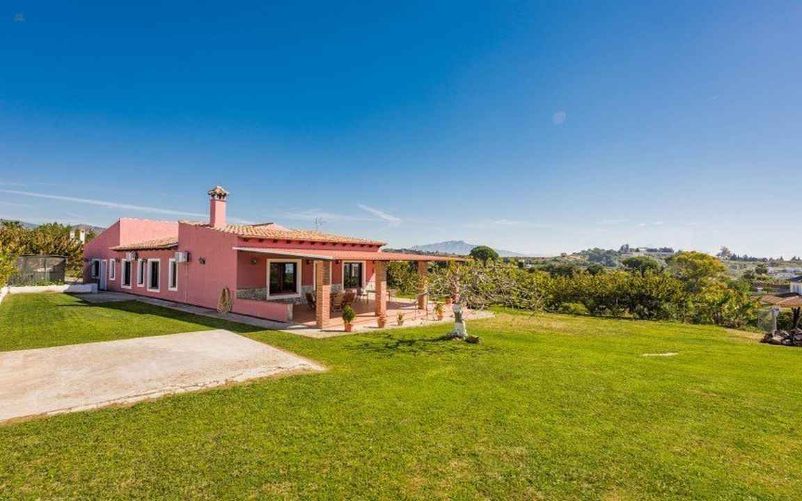 Villa For Sale in Estepona, Málaga
