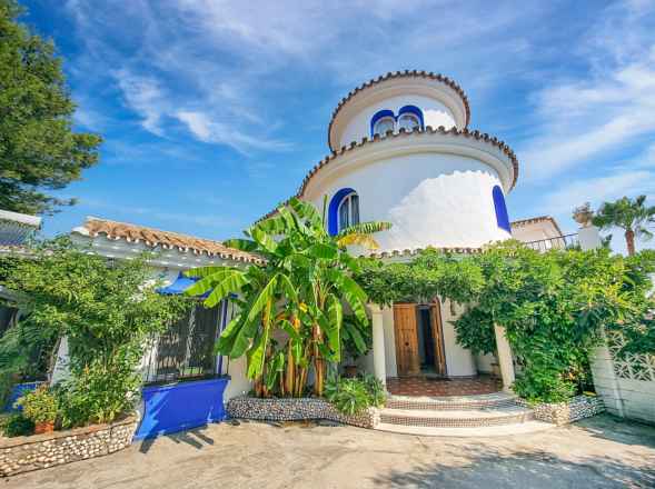 Villa For Sale in Estepona, Málaga