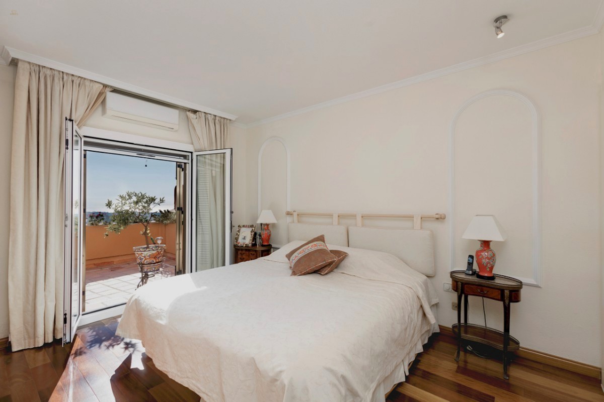 Villa For Sale in Nueva Andalucia, Málaga