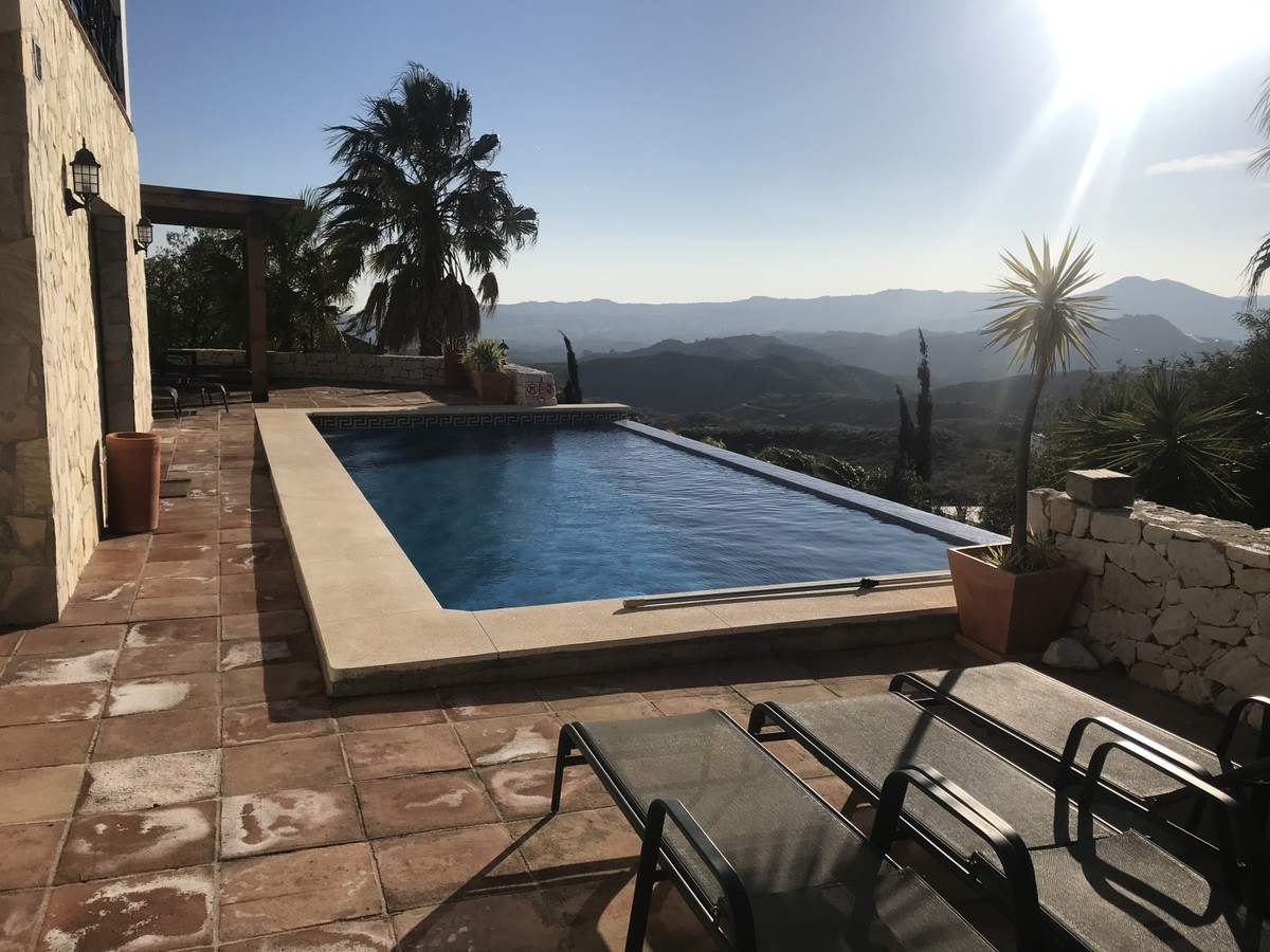 Villa For Sale in Valtocado, Málaga