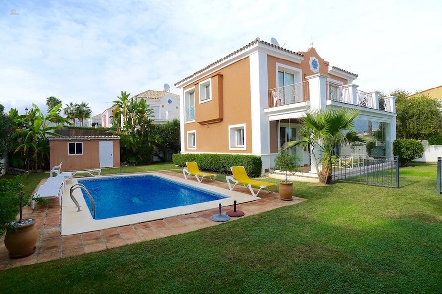 Luxus-Villa in La Duquesa R2786066