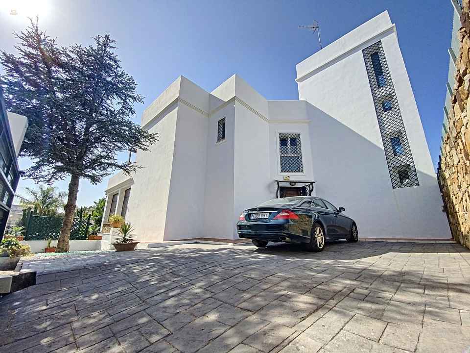 Villa For Sale in La Duquesa, Málaga