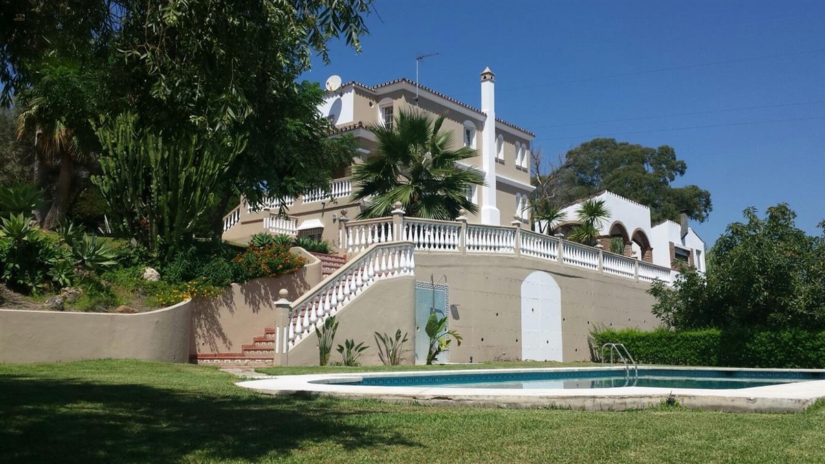 Villa For Sale in Estepona, Málaga
