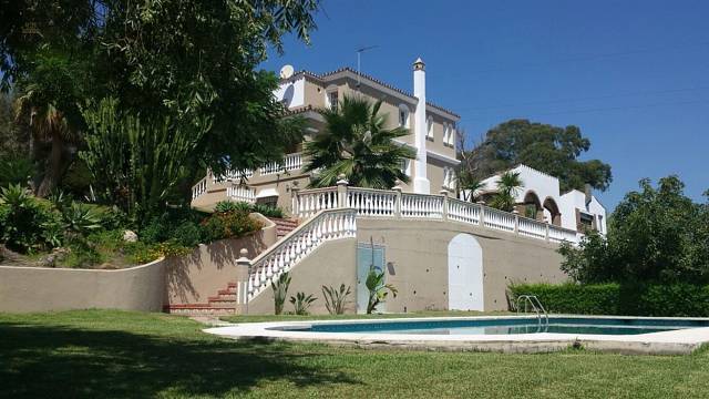 Villa For Sale in Estepona, Málaga