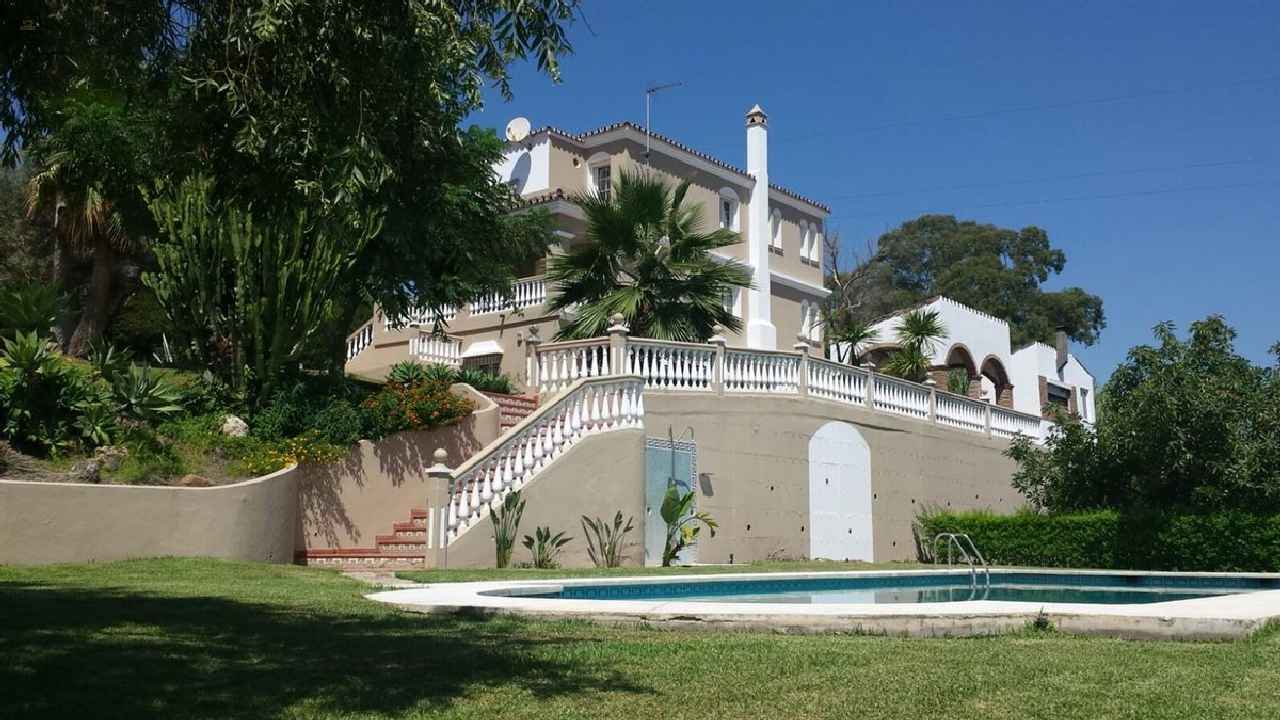 Villa For Sale in Estepona, Málaga