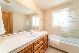 Thumbnail von Villa For Sale in El Paraiso, Málaga