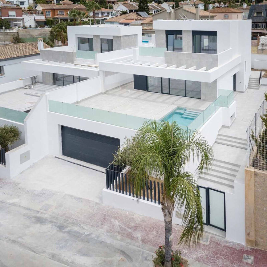 Villa For Sale in Sierrezuela, Málaga