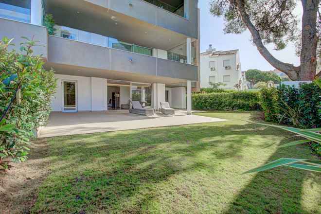 Apartment For Sale in Nueva Andalucia, Málaga