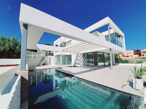 Villa For Sale in Cerros del Aguila, Málaga