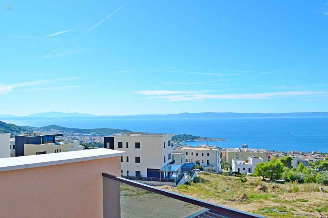 Moderne Neubau-Doppelhaushälften mit Pool und Meerblick