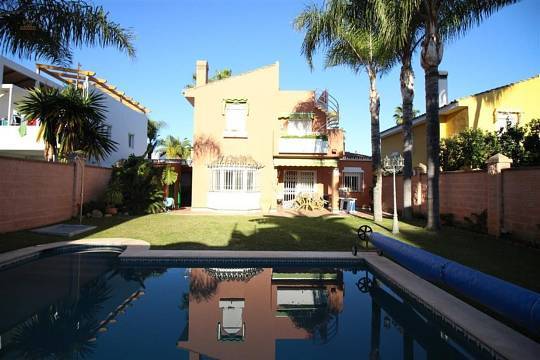 Luxus-Villa in Atalaya R2827649