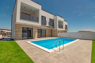 Thumbnail von Moderne Doppelhaushälfte mit Swimmingpool