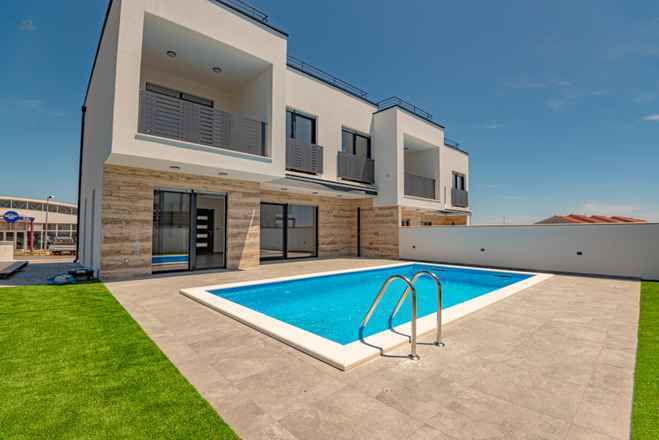 Moderne Doppelhaushälfte mit Swimmingpool