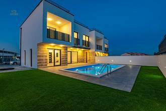 Thumbnail von Moderne Doppelhaushälfte mit Swimmingpool