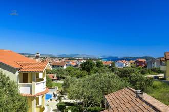Thumbnail von Haus mit drei Appartements und Swimmingpool