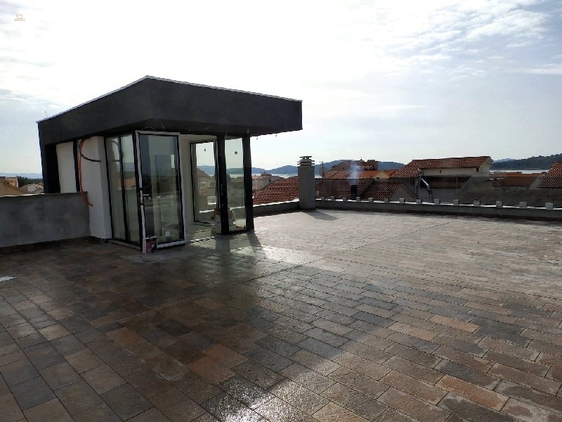 Moderne Neubauwohnung mit eigener Dachterrasse und schönem Meerblick