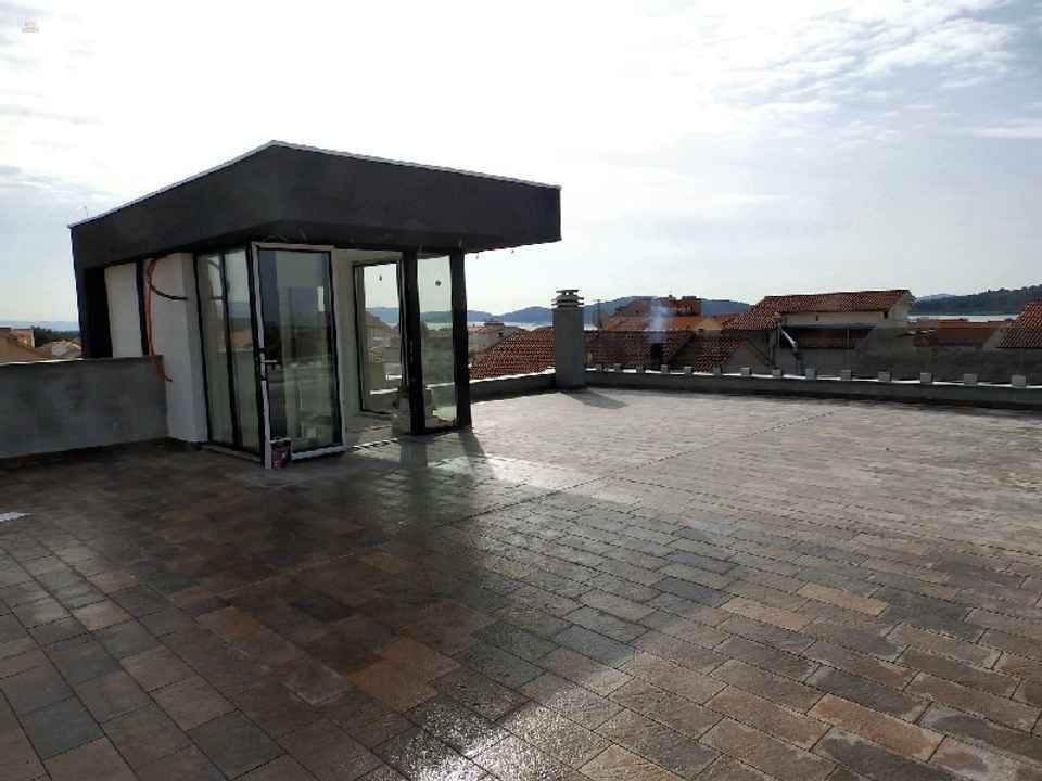 Moderne Neubauwohnung mit eigener Dachterrasse und schönem Meerblick