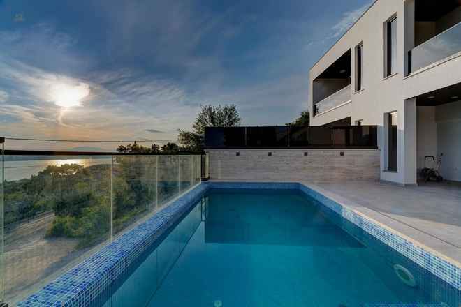 Moderne Doppelhaushälfte mit Swimmingpool und Meerblick