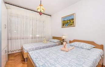 Thumbnail von Haus mit zwei Wohnungen direkt am Meer, Region Karlobag