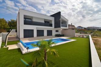 Thumbnail von Moderne Villa mit Swimmingpool und schönem Meerblick