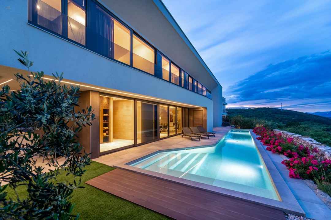 Luxuriöse Villa mit Swimmingpool und Panorama-Meerblick