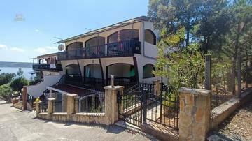 Thumbnail von Doppelhaushälfte mit acht Appartements