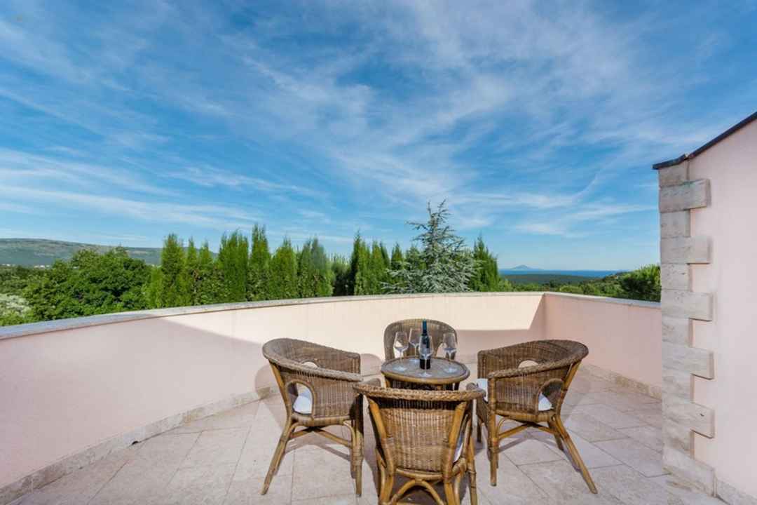 Mediterrane Villa mit Swimmingpool und Meerblick