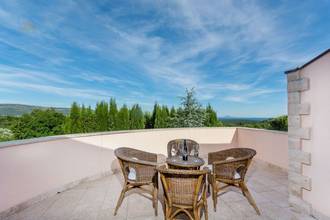 Mediterrane Villa mit Swimmingpool und Meerblick