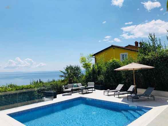Moderne Villa mit Pool und Panorama-Meerblick