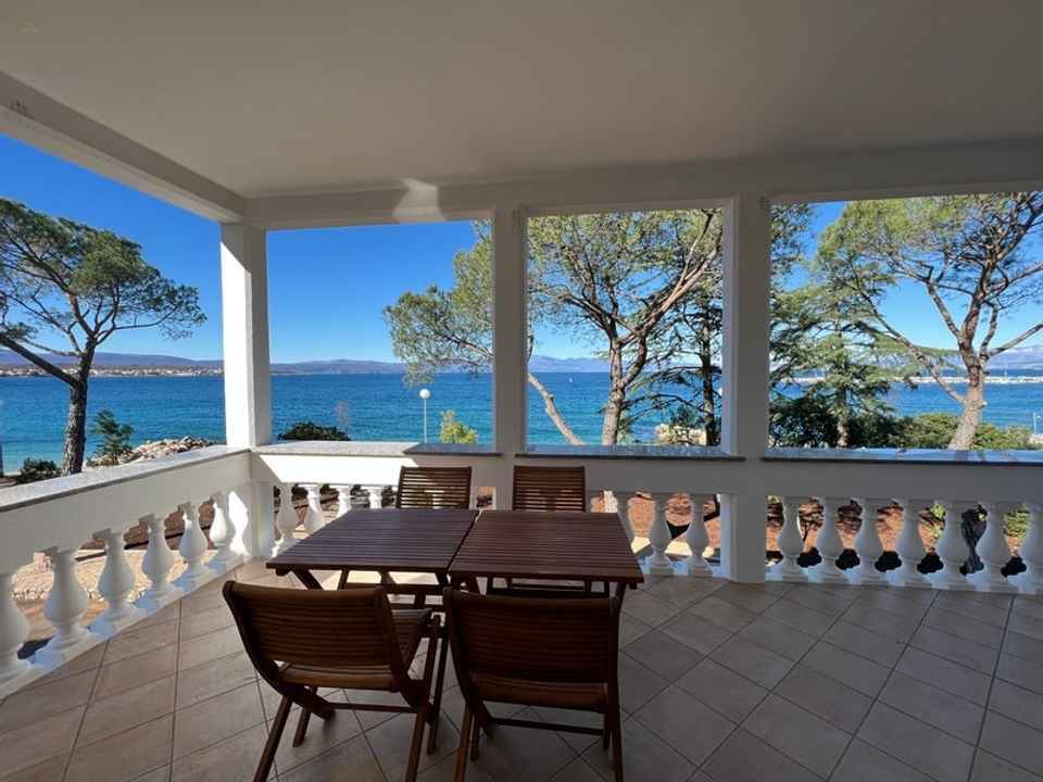 Hochwertige Wohnung in der ersten Reihe zum Meer