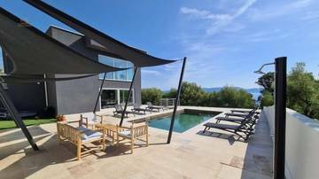 Thumbnail von Moderne Villa mit Swimmingpool und Panorama-Meerblick