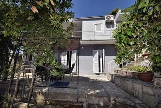 Thumbnail von Haus mit drei Wohnungen in Panorama-Lage mit schönem Meerblick