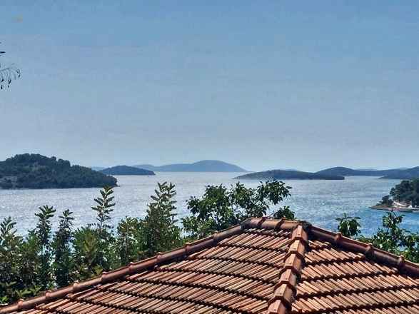 Haus mit drei Wohnungen in Panorama-Lage mit schönem Meerblick