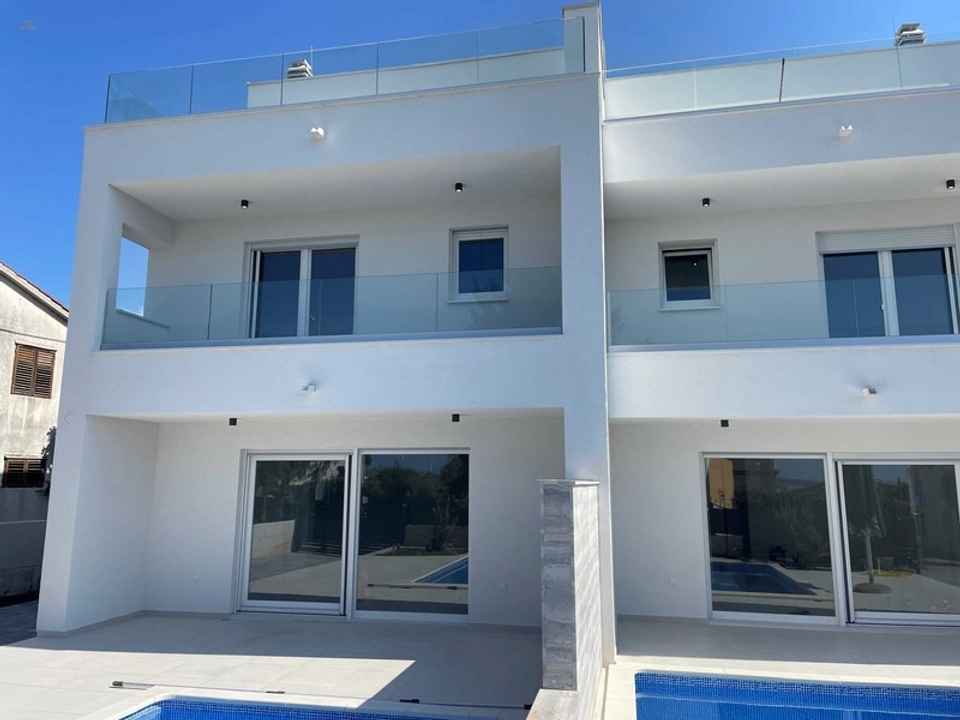 Neue Maisonettewohnung / Doppelhaushälfte mit Swimmingpool und Meerblick