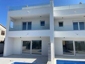 Neue Maisonettewohnung / Doppelhaushälfte mit Swimmingpool und Meerblick