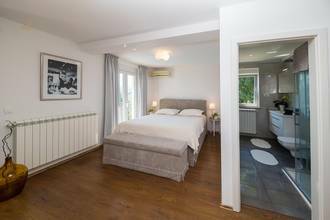 Thumbnail von Haus mit Swimmingpool in ruhiger Umgebung