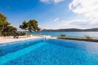 Thumbnail von Außergewöhnliche Luxusvilla in der ersten Reihe zum Meer
