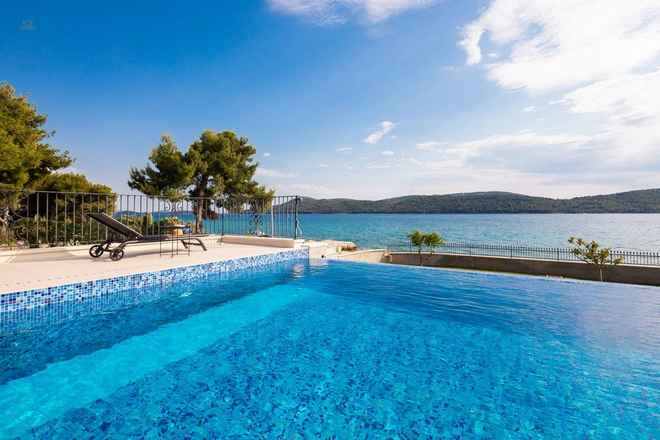 Exceptional luxury villa in the first row to the sea