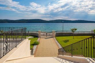 Thumbnail von Außergewöhnliche Luxusvilla in der ersten Reihe zum Meer