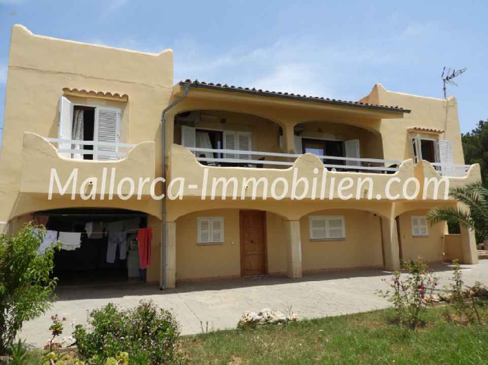 DOPPELHAUSHÄLFTE MIT GARTEN UND GARAGE